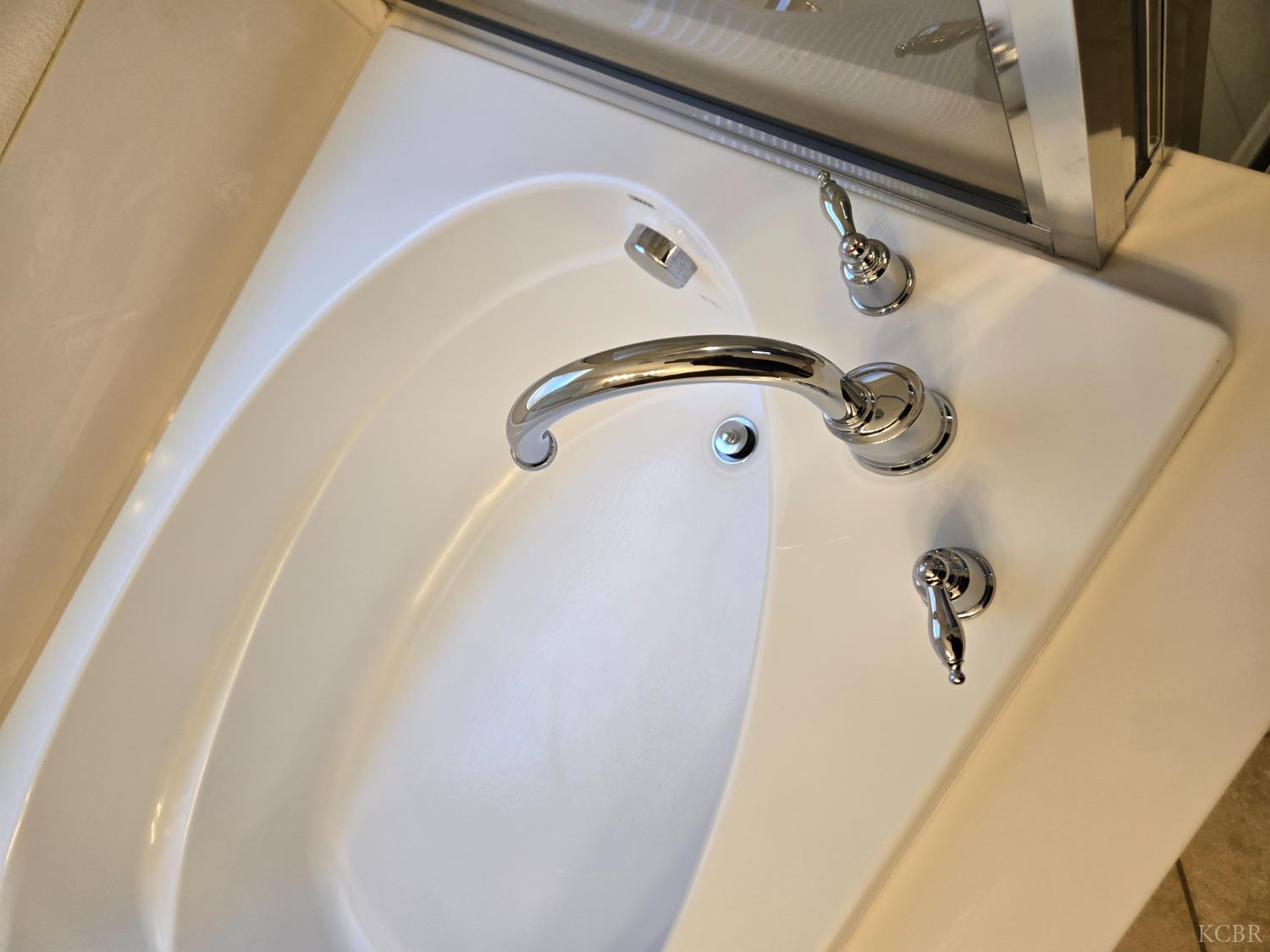 1131 Paradise Dr, Lemoore, CA 93245