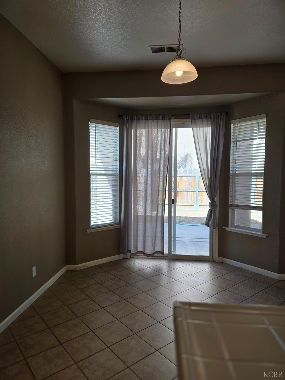 1131 Paradise Dr, Lemoore, CA 93245