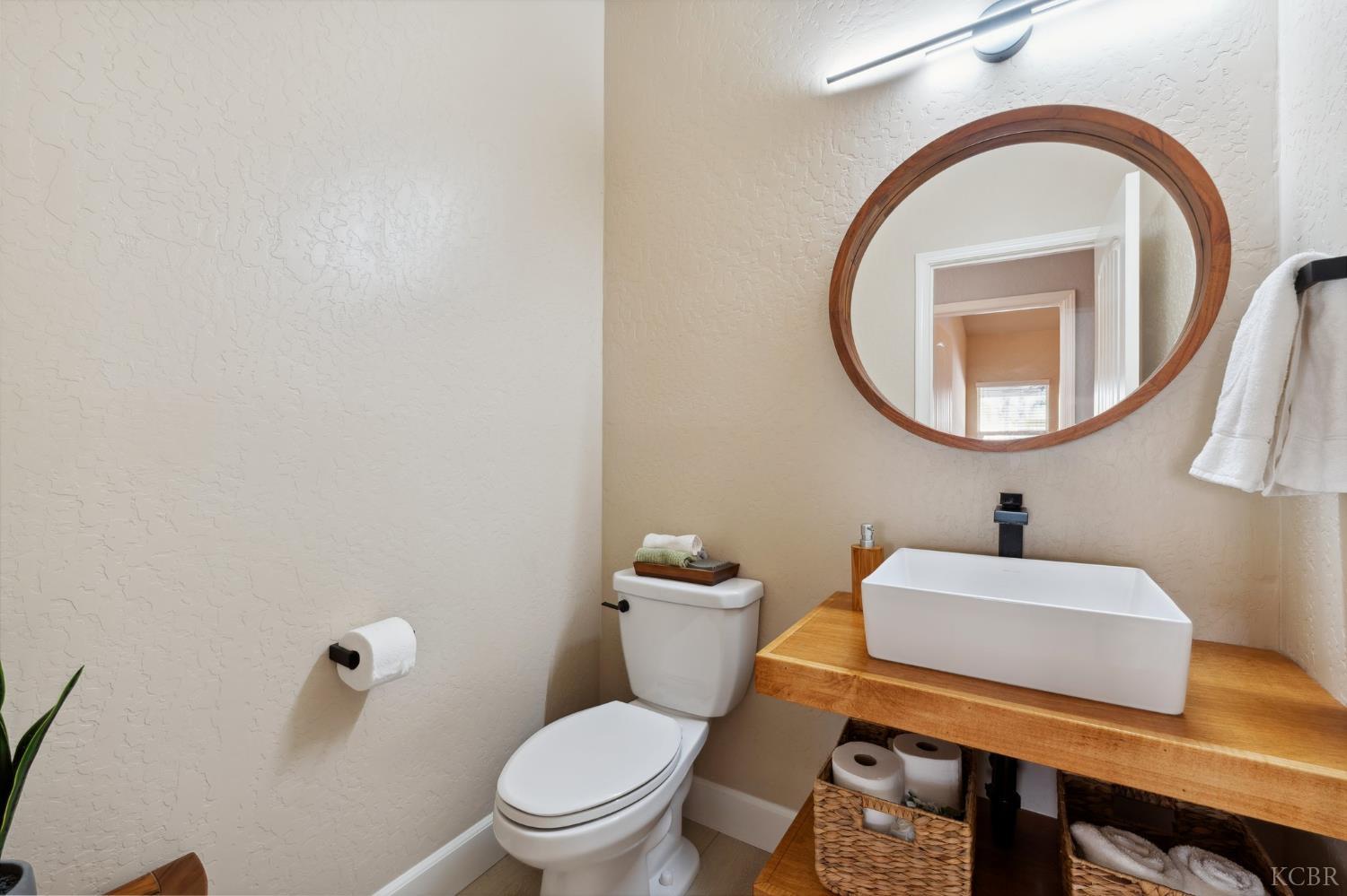 1999 W Hayward St W, Hanford, CA 93230