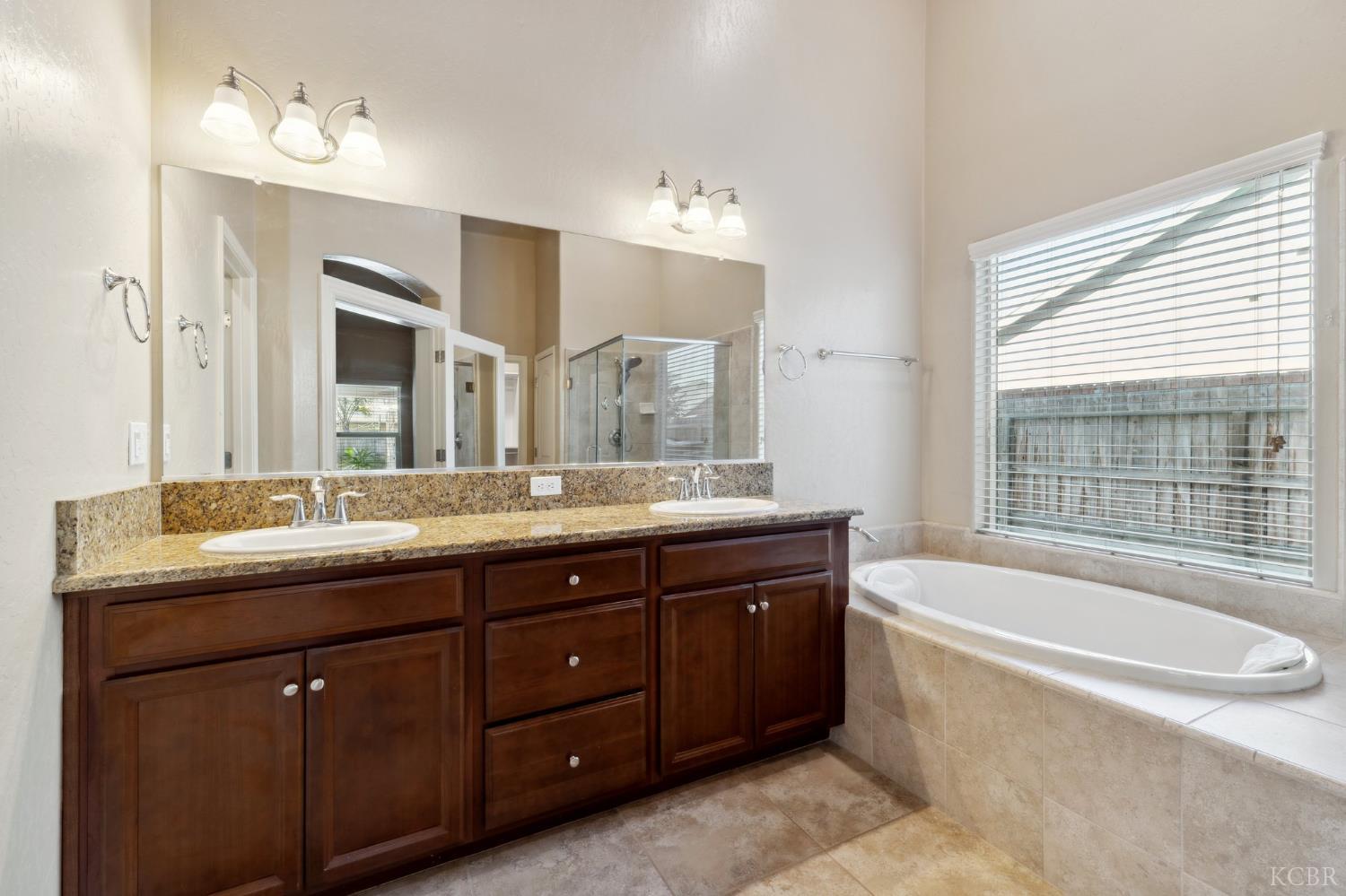 1999 W Hayward St W, Hanford, CA 93230