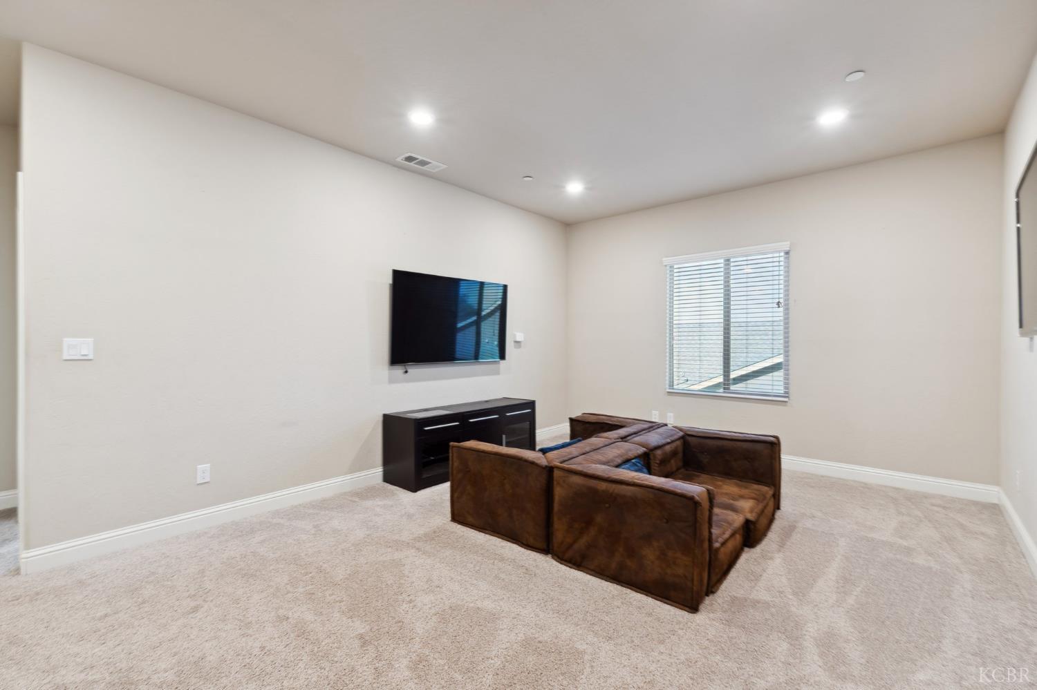 1999 W Hayward St W, Hanford, CA 93230