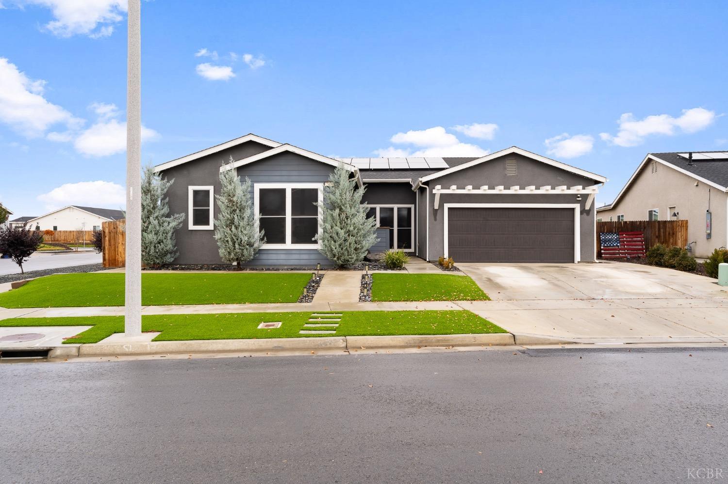 2476 W Bristol Ln, Hanford, CA 93230