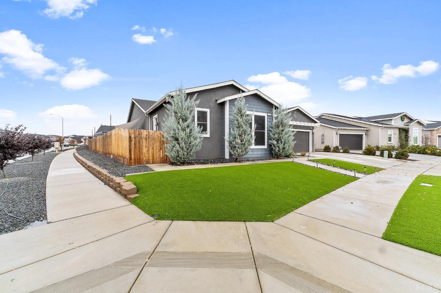 2476 W Bristol Ln, Hanford, CA 93230