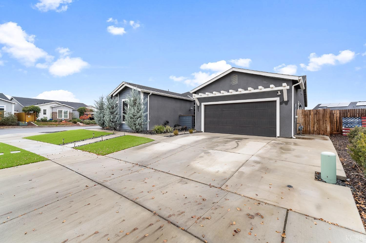 2476 W Bristol Ln, Hanford, CA 93230