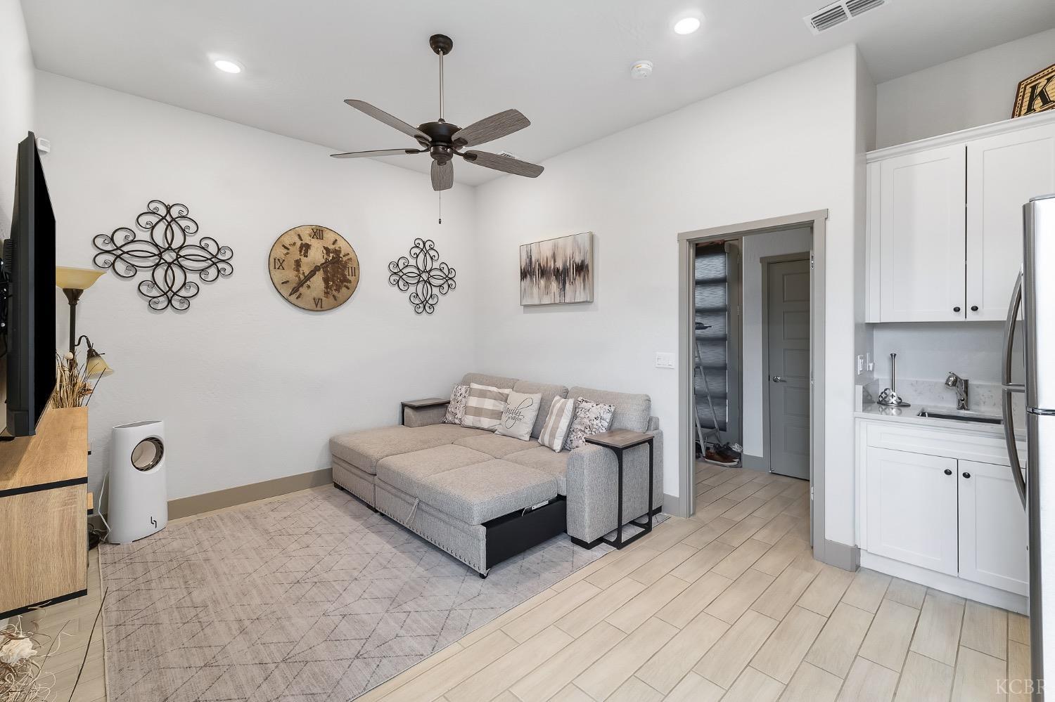 2476 W Bristol Ln, Hanford, CA 93230