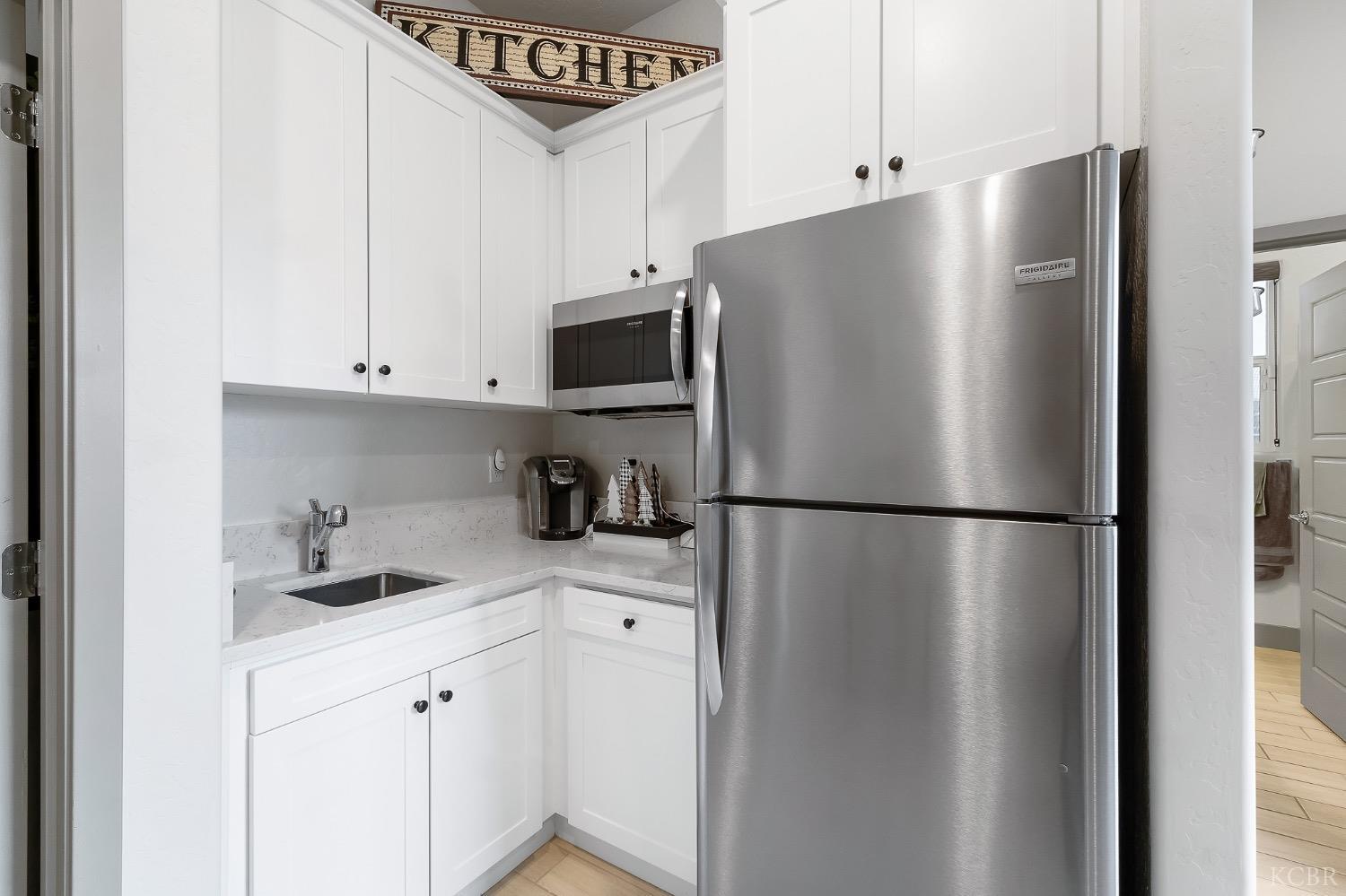 2476 W Bristol Ln, Hanford, CA 93230