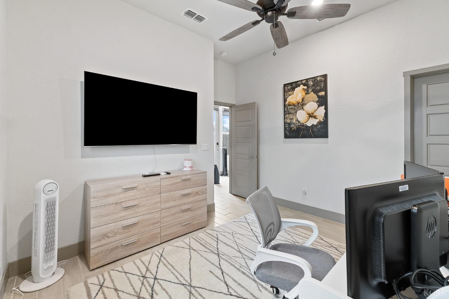 2476 W Bristol Ln, Hanford, CA 93230