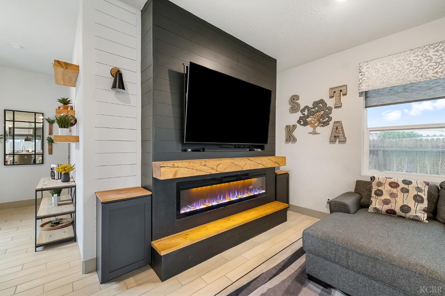 2476 W Bristol Ln, Hanford, CA 93230