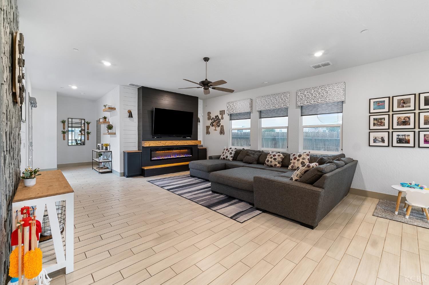 2476 W Bristol Ln, Hanford, CA 93230