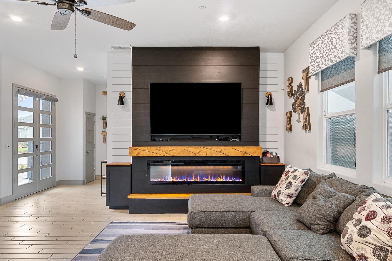 2476 W Bristol Ln, Hanford, CA 93230