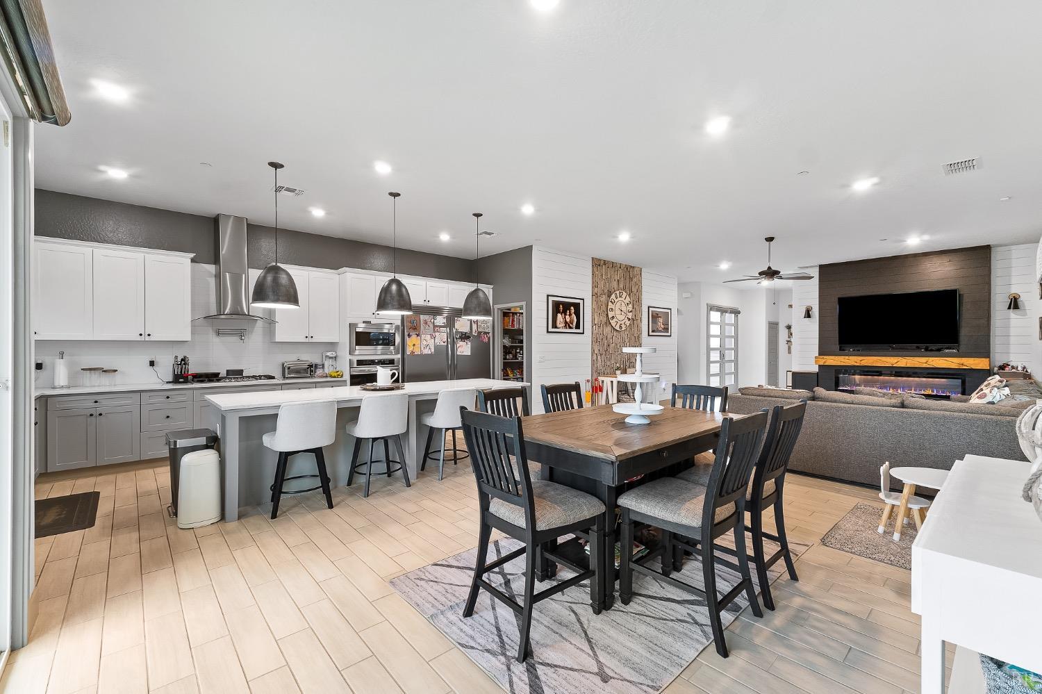 2476 W Bristol Ln, Hanford, CA 93230