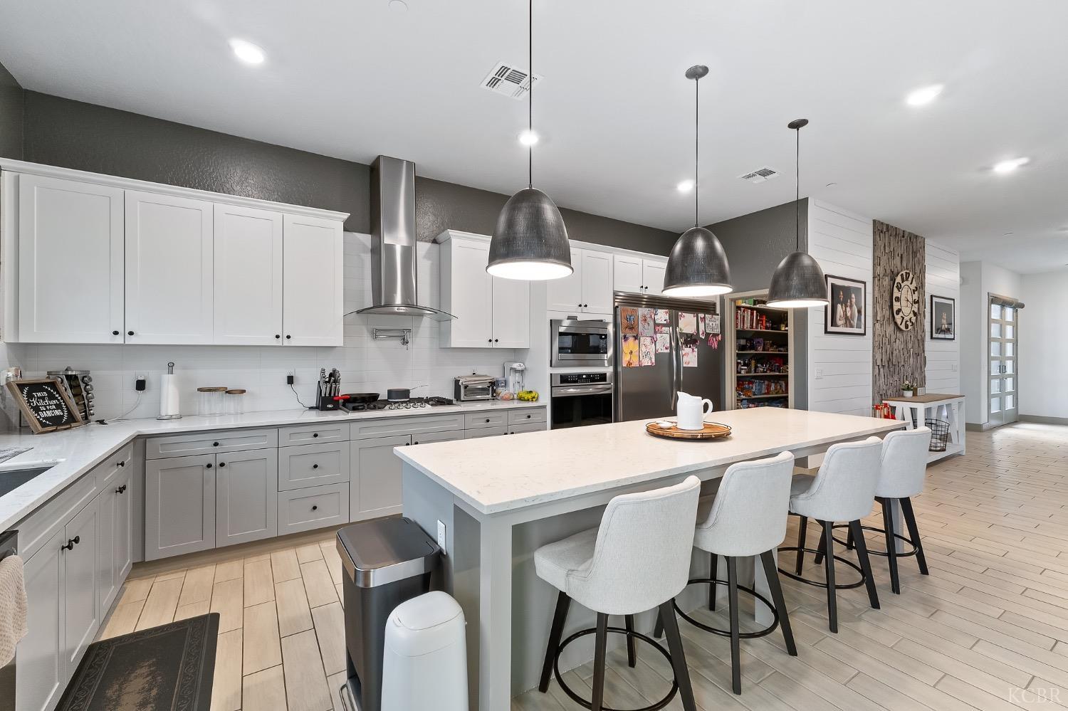 2476 W Bristol Ln, Hanford, CA 93230