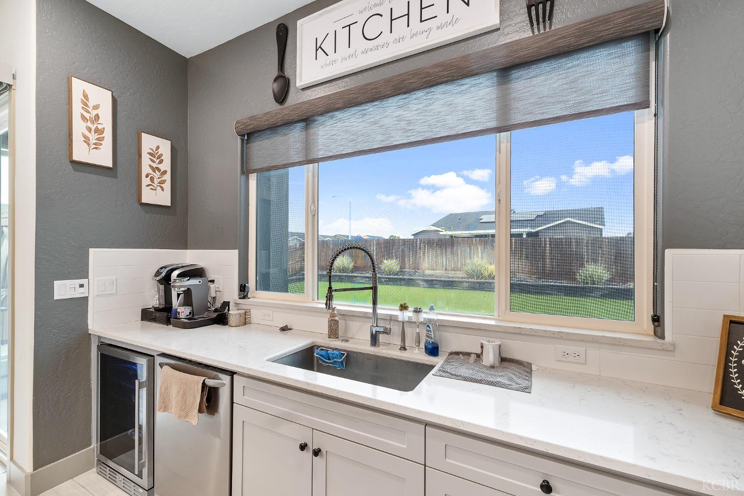 2476 W Bristol Ln, Hanford, CA 93230