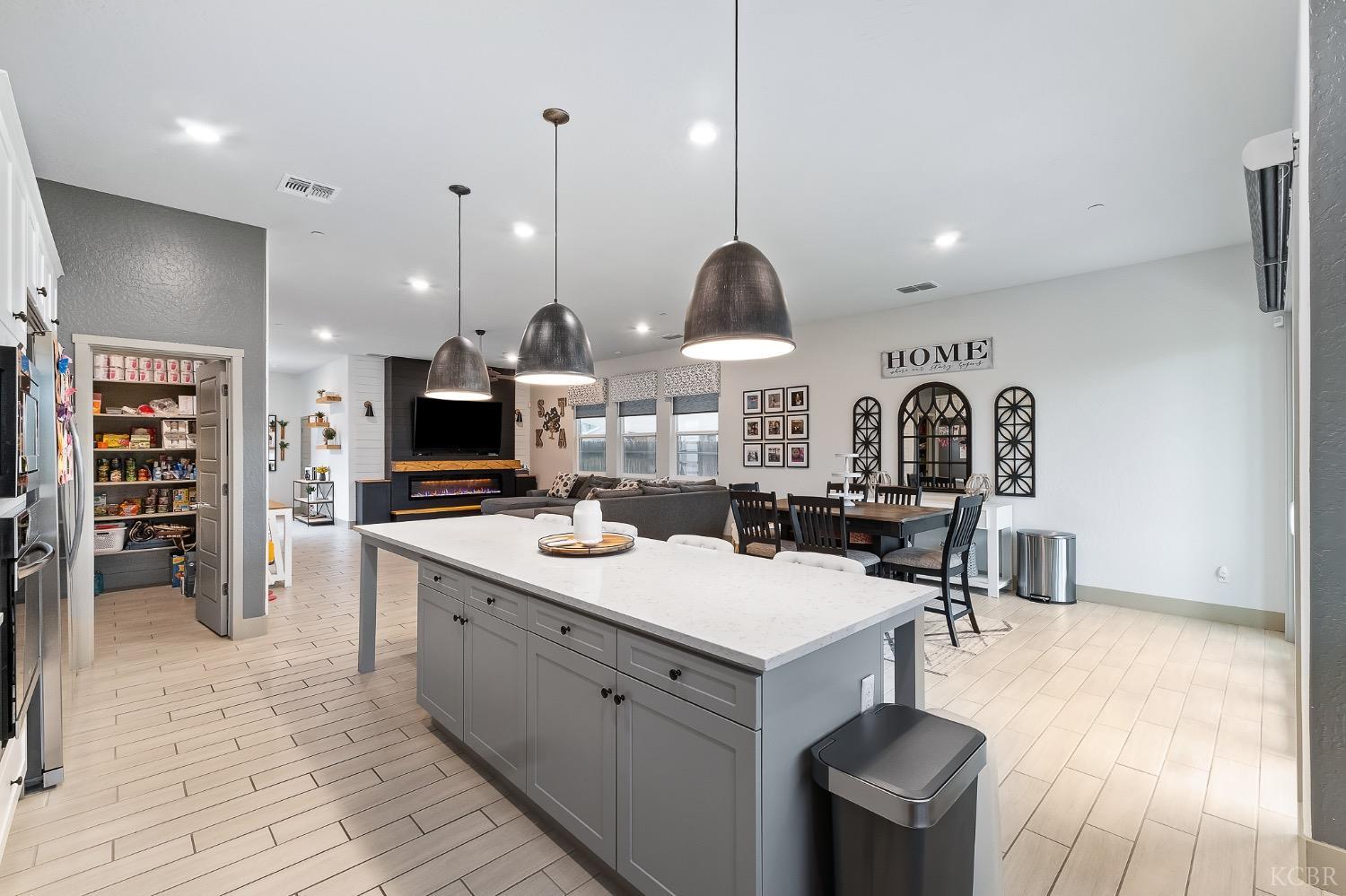 2476 W Bristol Ln, Hanford, CA 93230