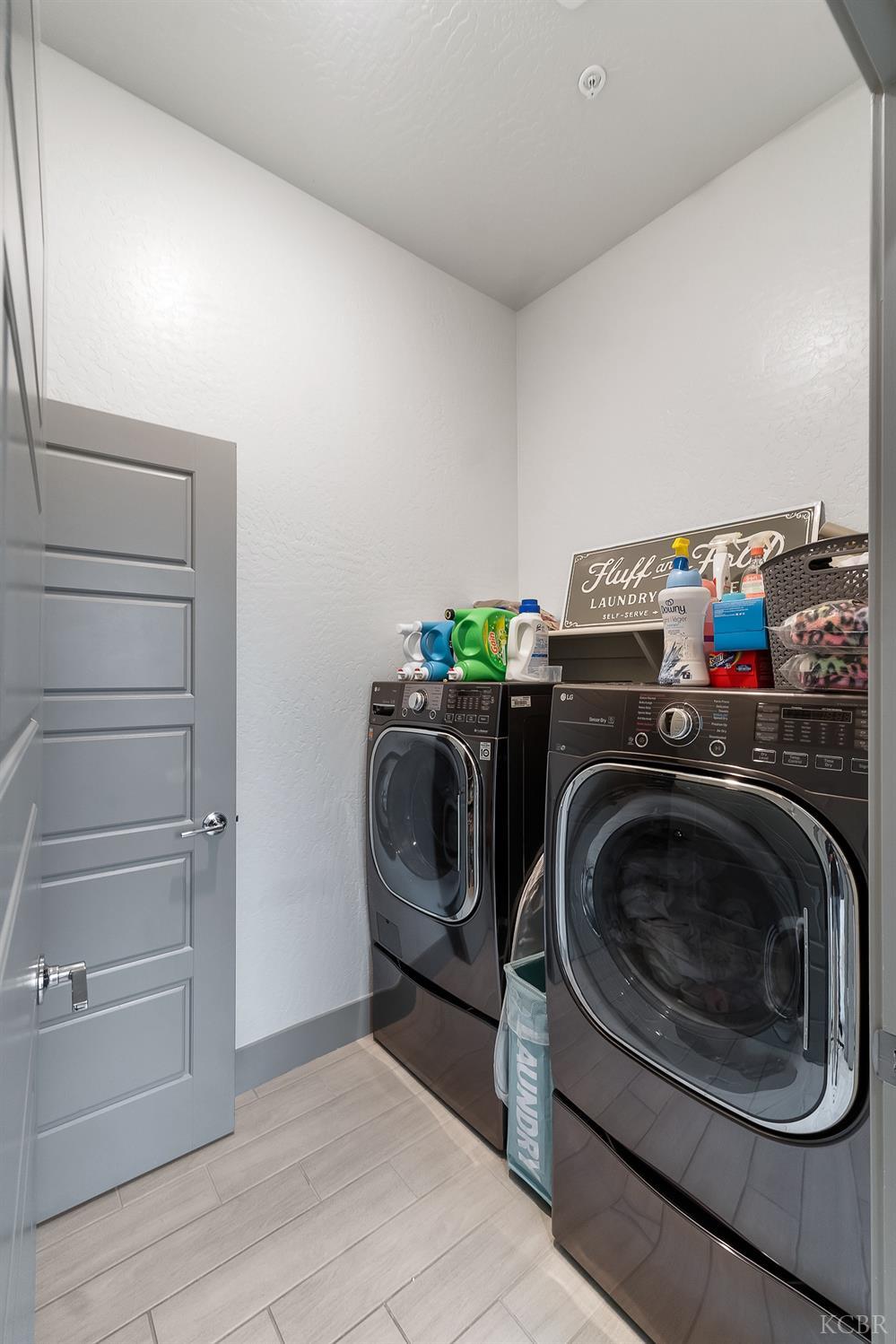 2476 W Bristol Ln, Hanford, CA 93230