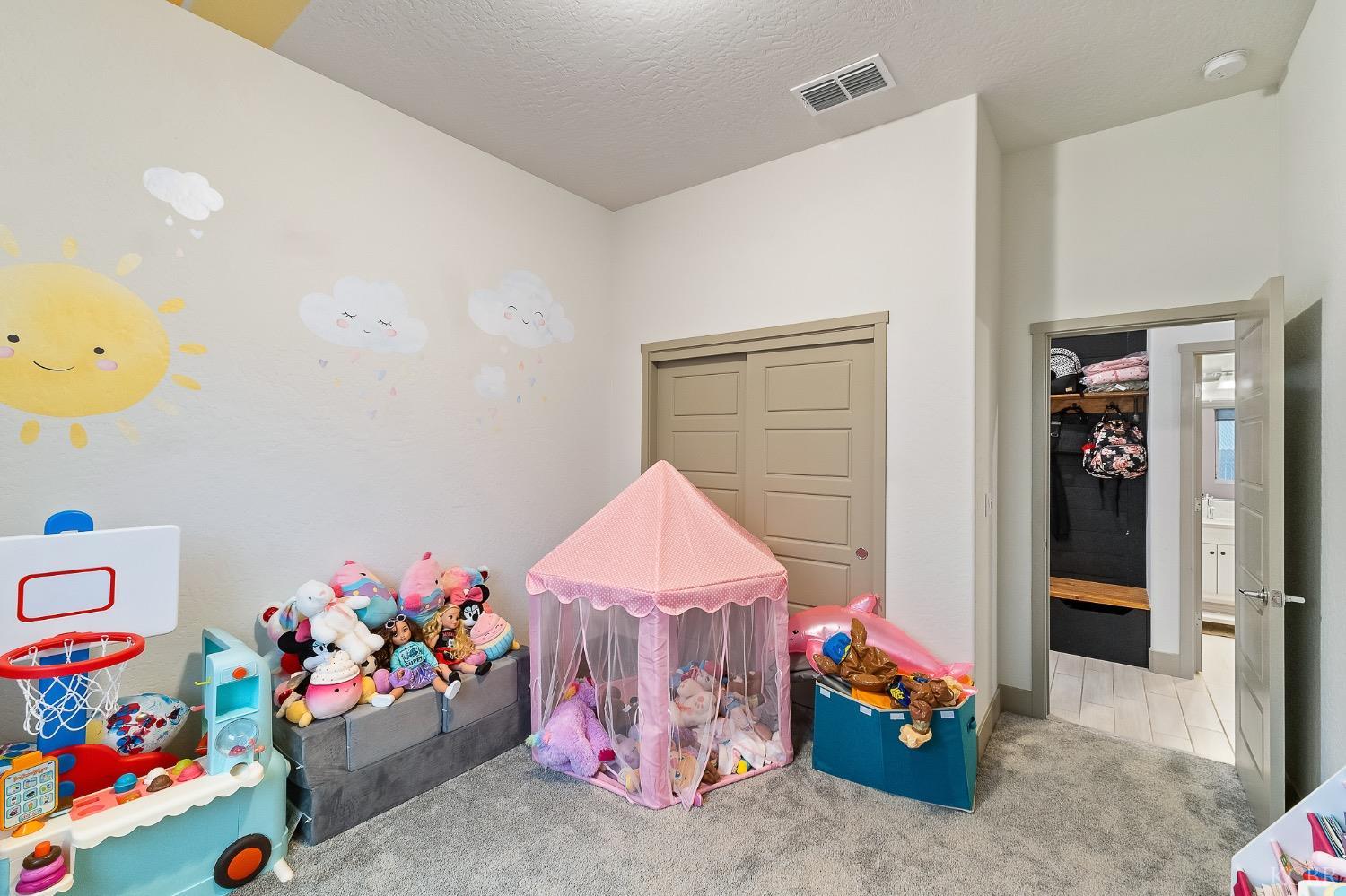 2476 W Bristol Ln, Hanford, CA 93230