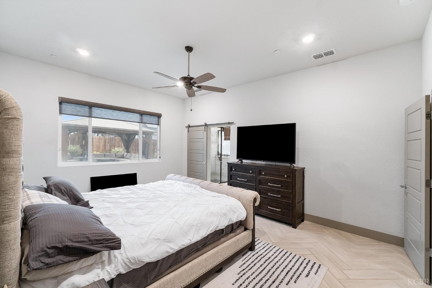 2476 W Bristol Ln, Hanford, CA 93230