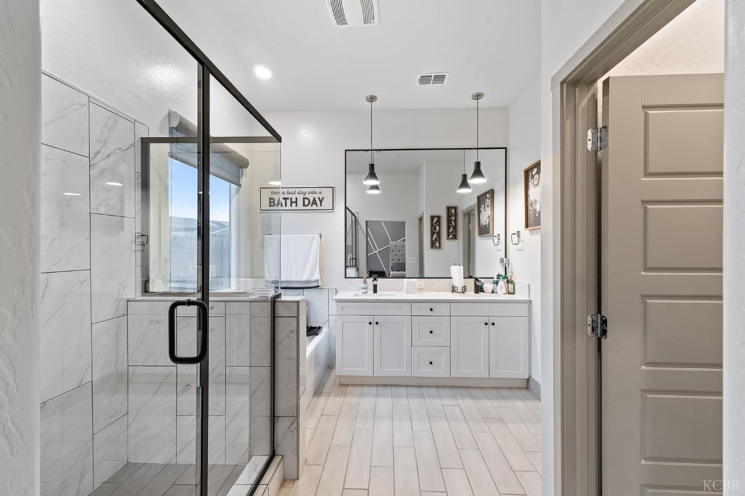 2476 W Bristol Ln, Hanford, CA 93230