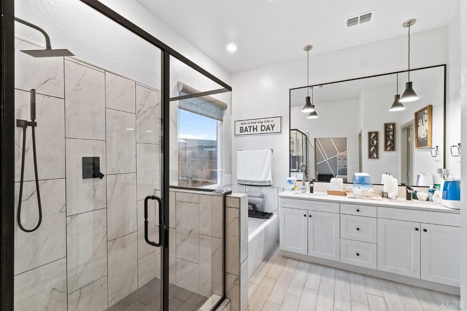 2476 W Bristol Ln, Hanford, CA 93230