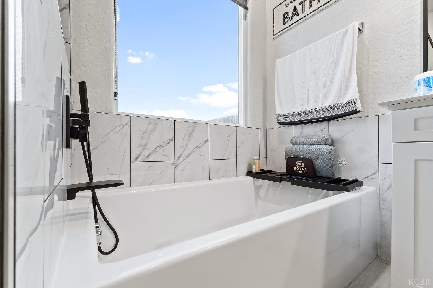 2476 W Bristol Ln, Hanford, CA 93230