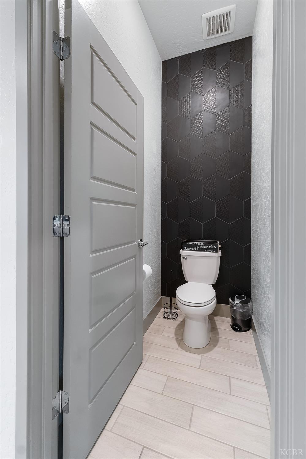 2476 W Bristol Ln, Hanford, CA 93230