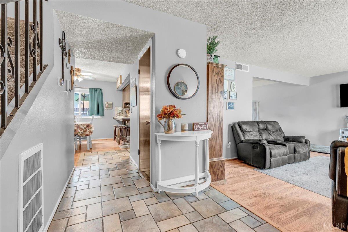 332 E Ash Ave, Hanford, CA 93230