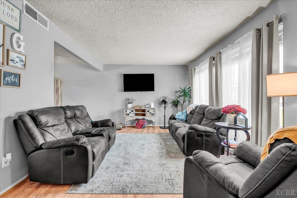 332 E Ash Ave, Hanford, CA 93230