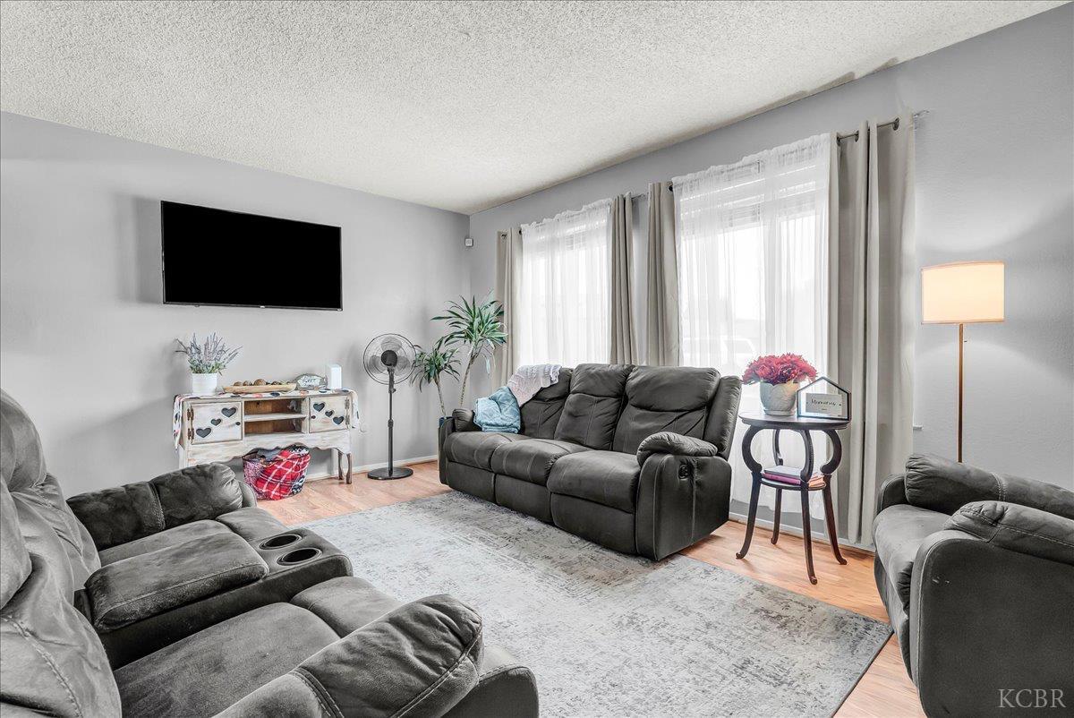 332 E Ash Ave, Hanford, CA 93230