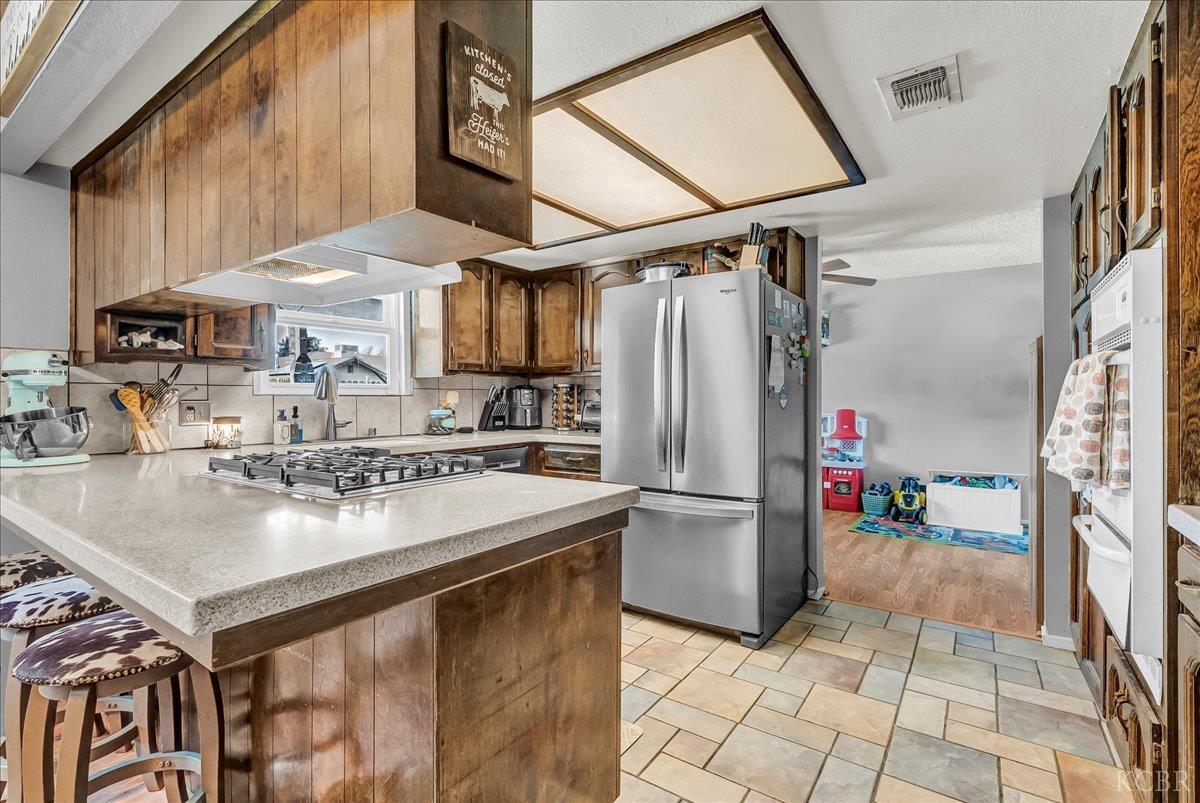 332 E Ash Ave, Hanford, CA 93230