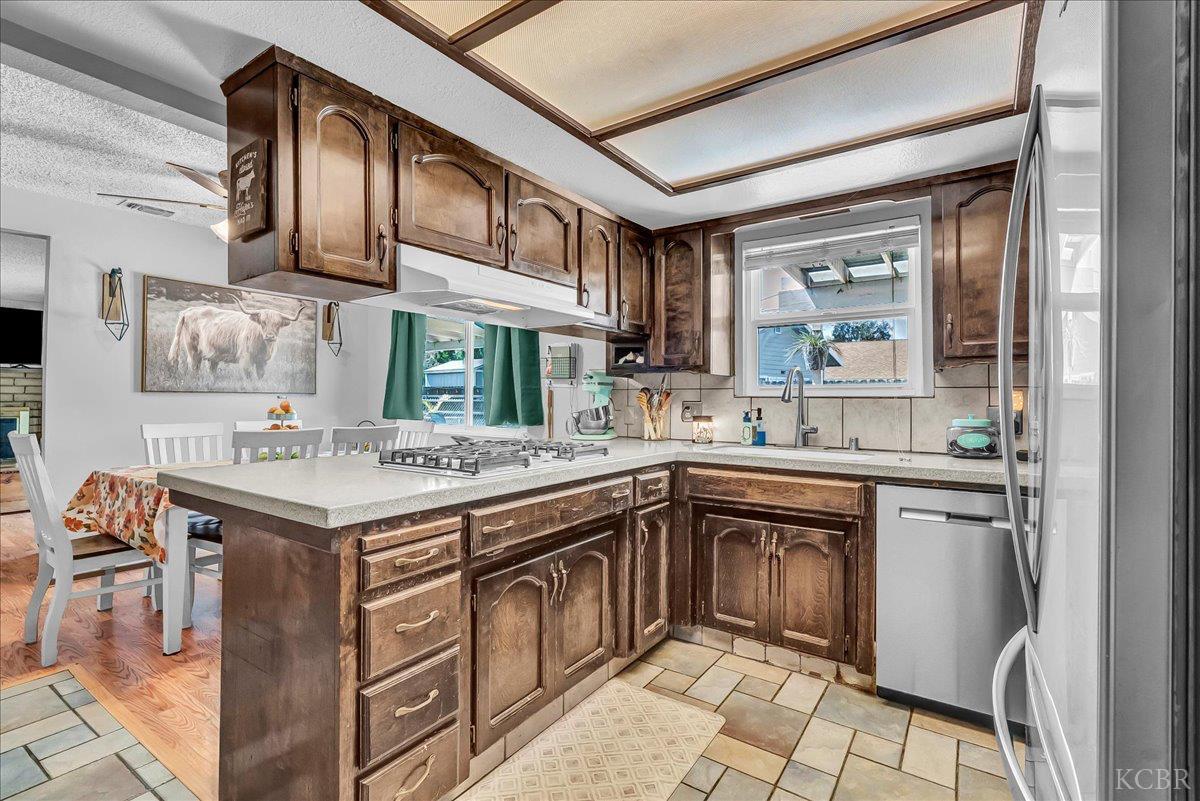 332 E Ash Ave, Hanford, CA 93230