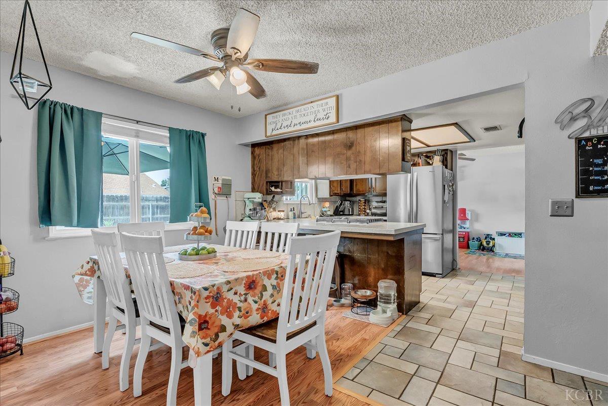 332 E Ash Ave, Hanford, CA 93230