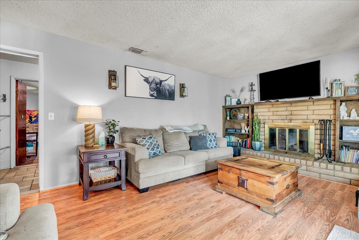 332 E Ash Ave, Hanford, CA 93230