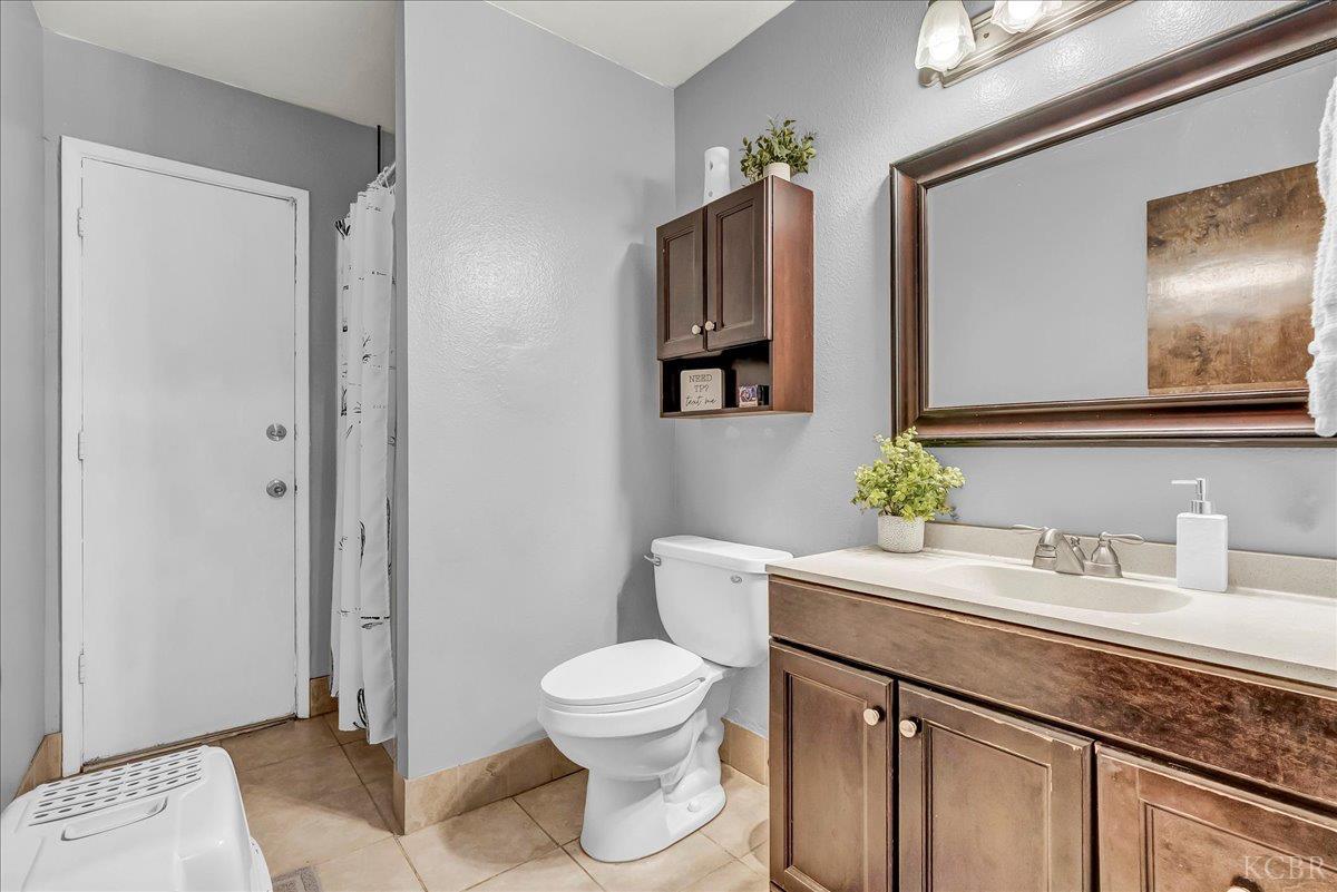 332 E Ash Ave, Hanford, CA 93230