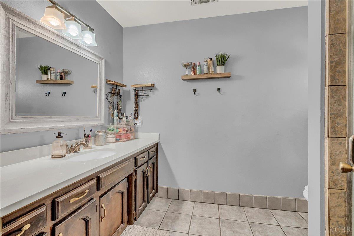 332 E Ash Ave, Hanford, CA 93230