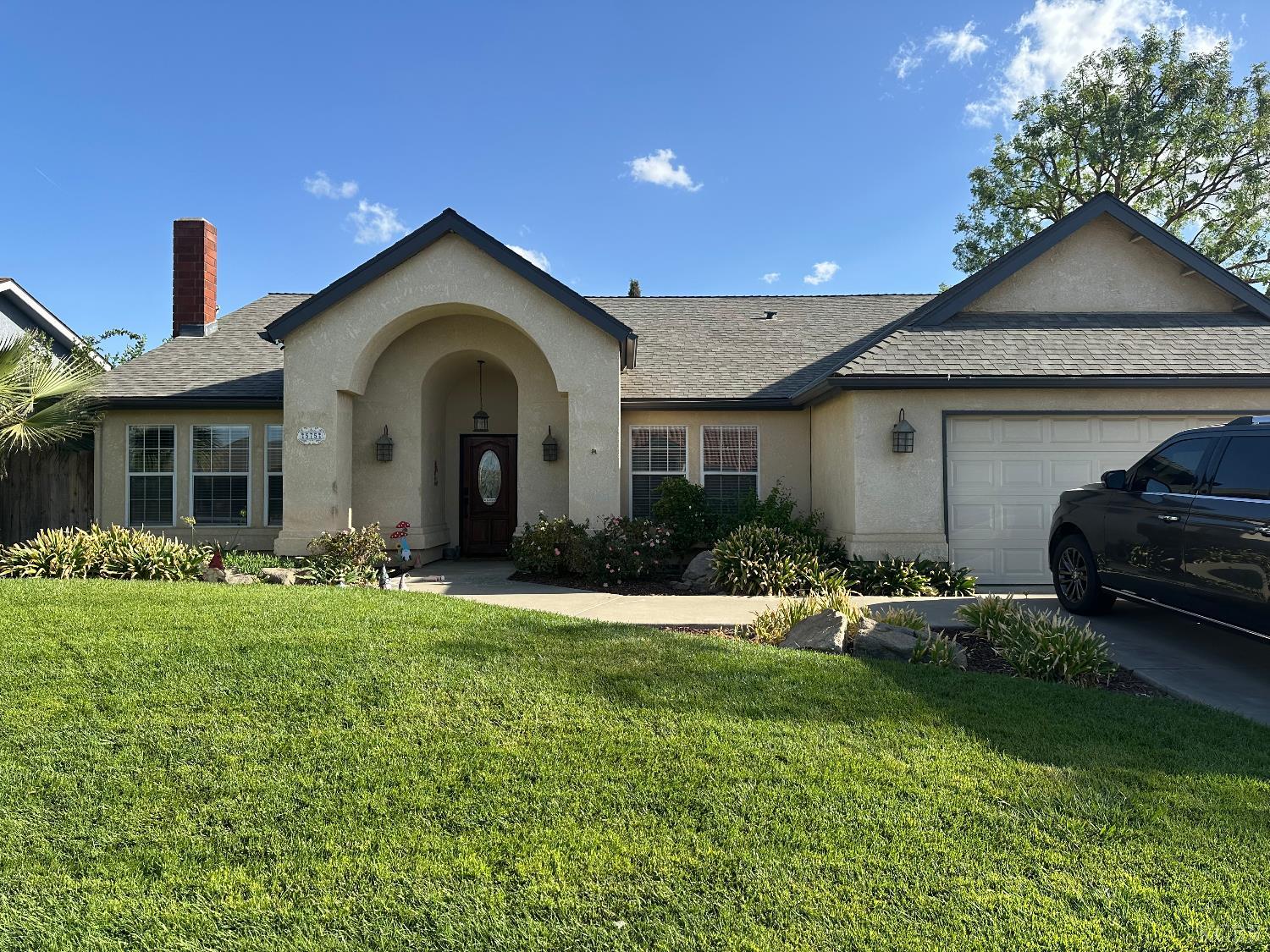 575 E Encore Dr, Hanford, CA 93323