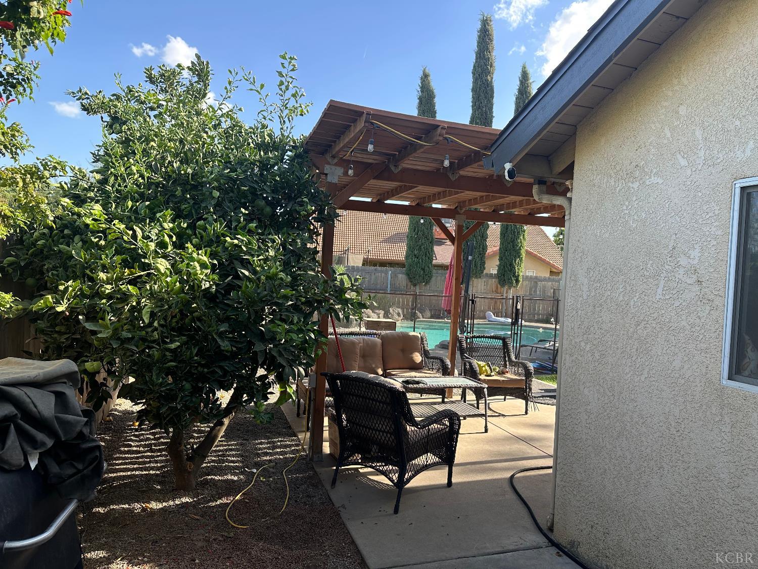 575 E Encore Dr, Hanford, CA 93323