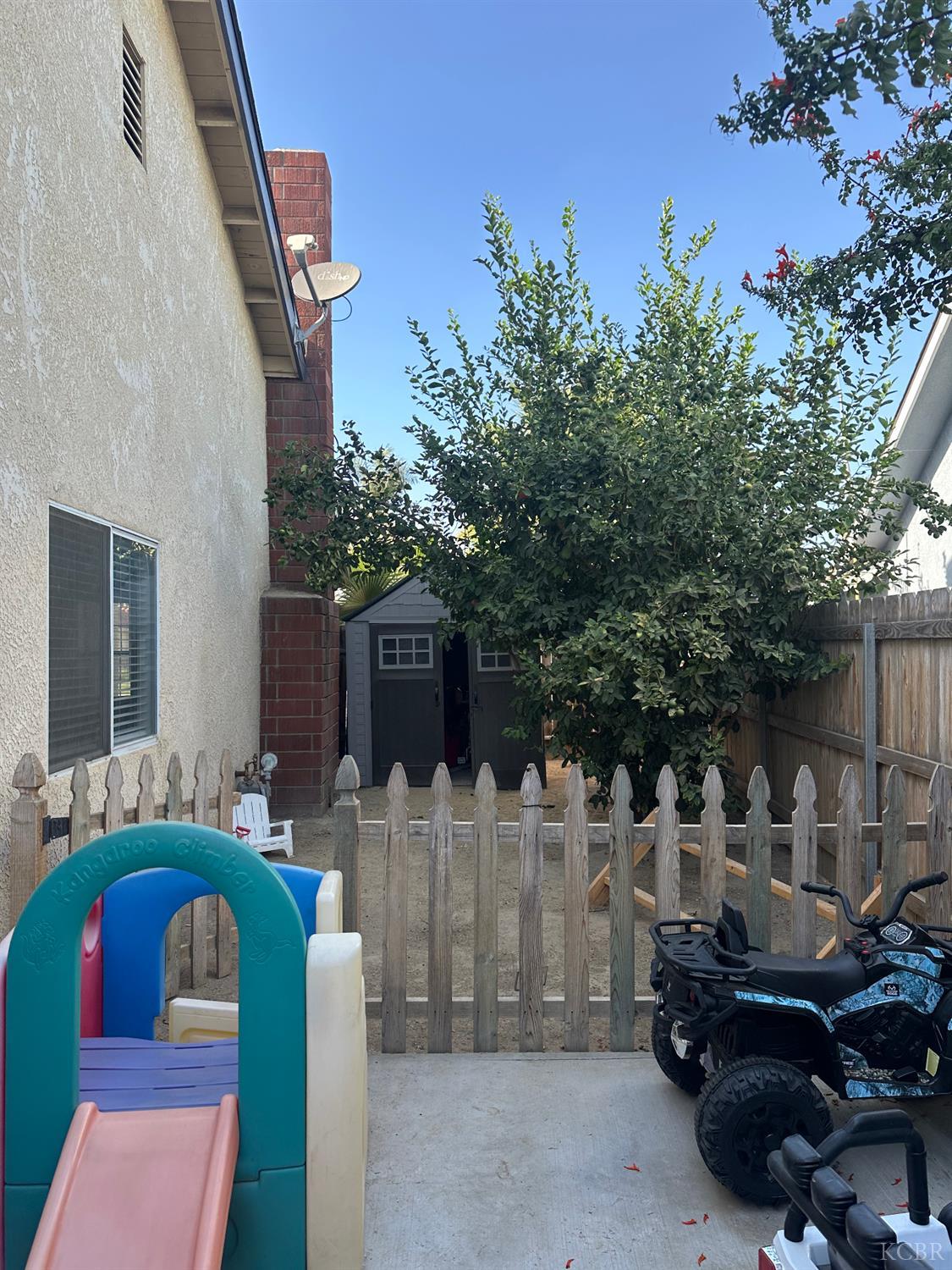 575 E Encore Dr, Hanford, CA 93323