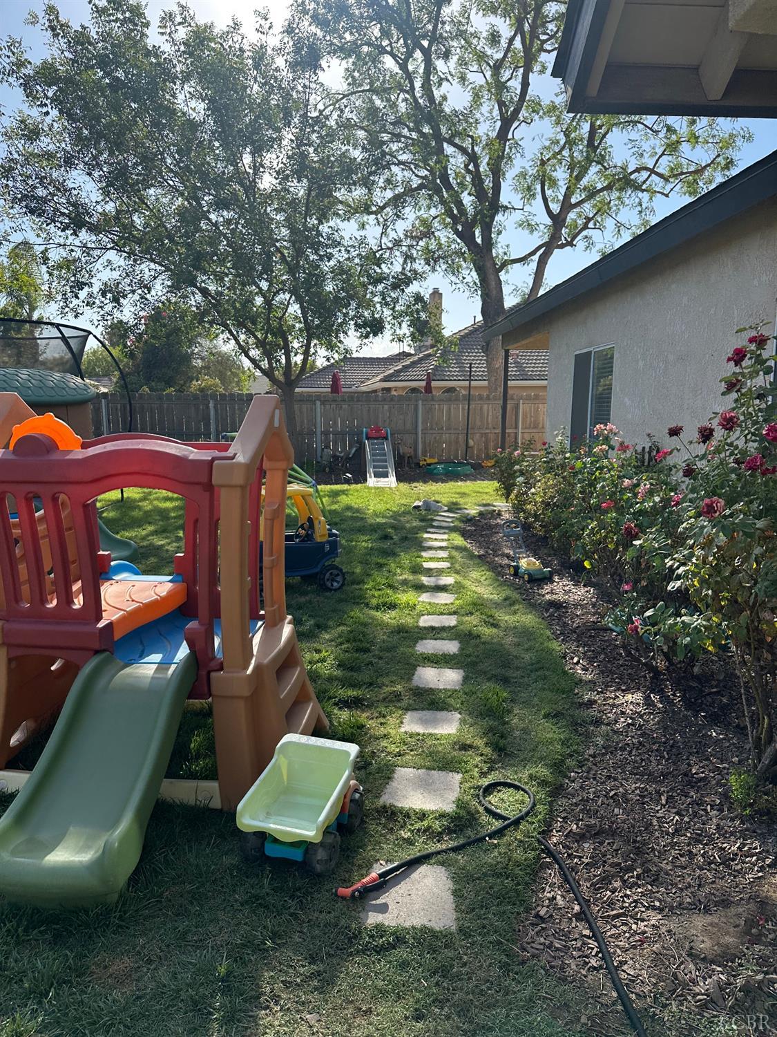 575 E Encore Dr, Hanford, CA 93323