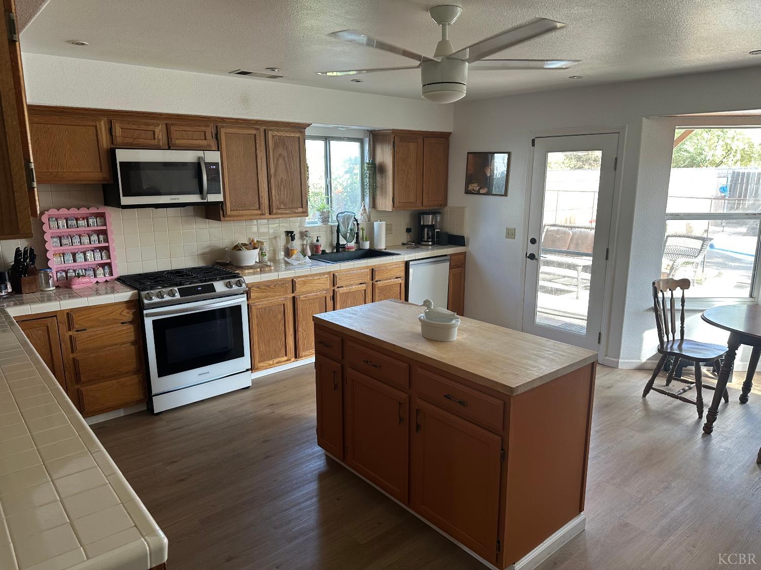 575 E Encore Dr, Hanford, CA 93323