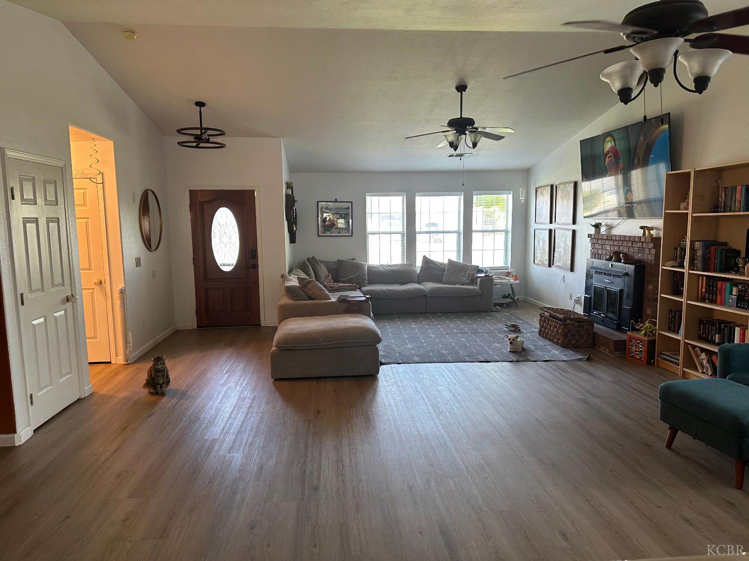 575 E Encore Dr, Hanford, CA 93323