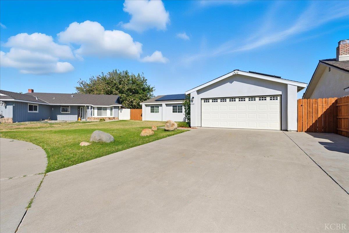 2123 Cottonwood Ct, Hanford, CA 93230