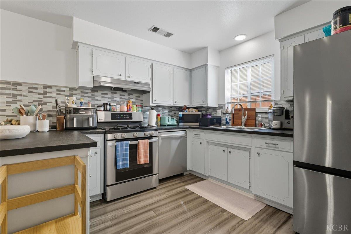 2123 Cottonwood Ct, Hanford, CA 93230