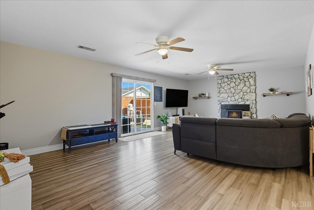 2123 Cottonwood Ct, Hanford, CA 93230
