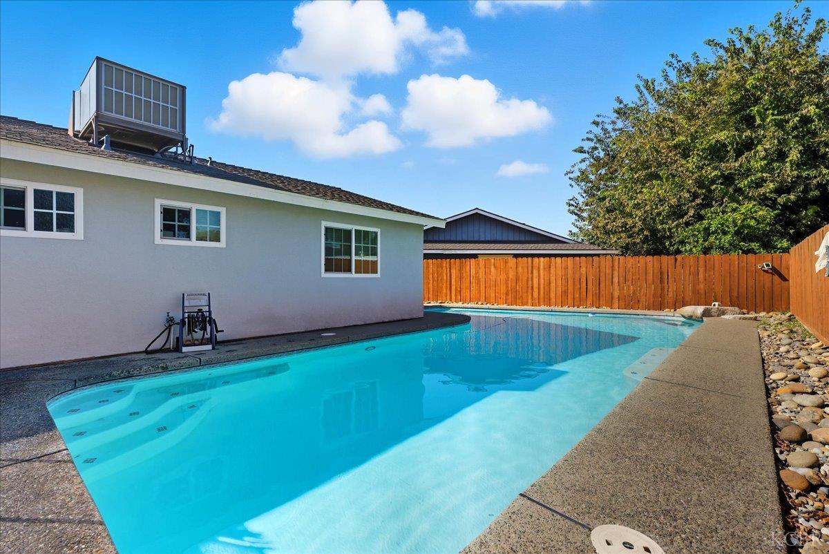 2123 Cottonwood Ct, Hanford, CA 93230