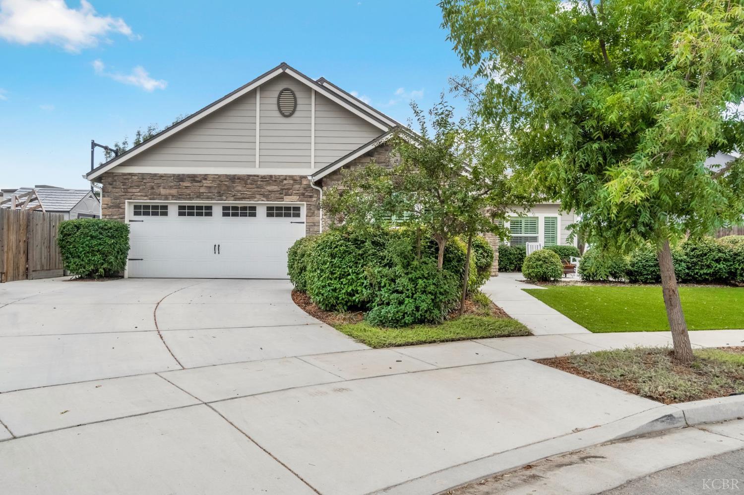 2255 W Queens Way W, Hanford, CA 93230