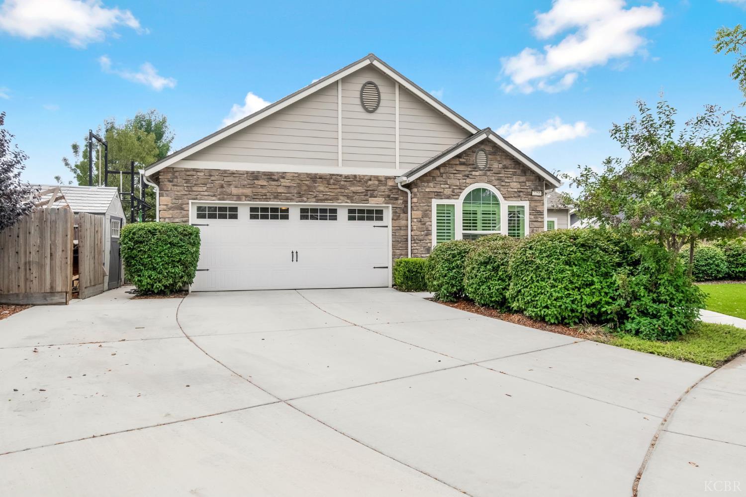 2255 W Queens Way W, Hanford, CA 93230