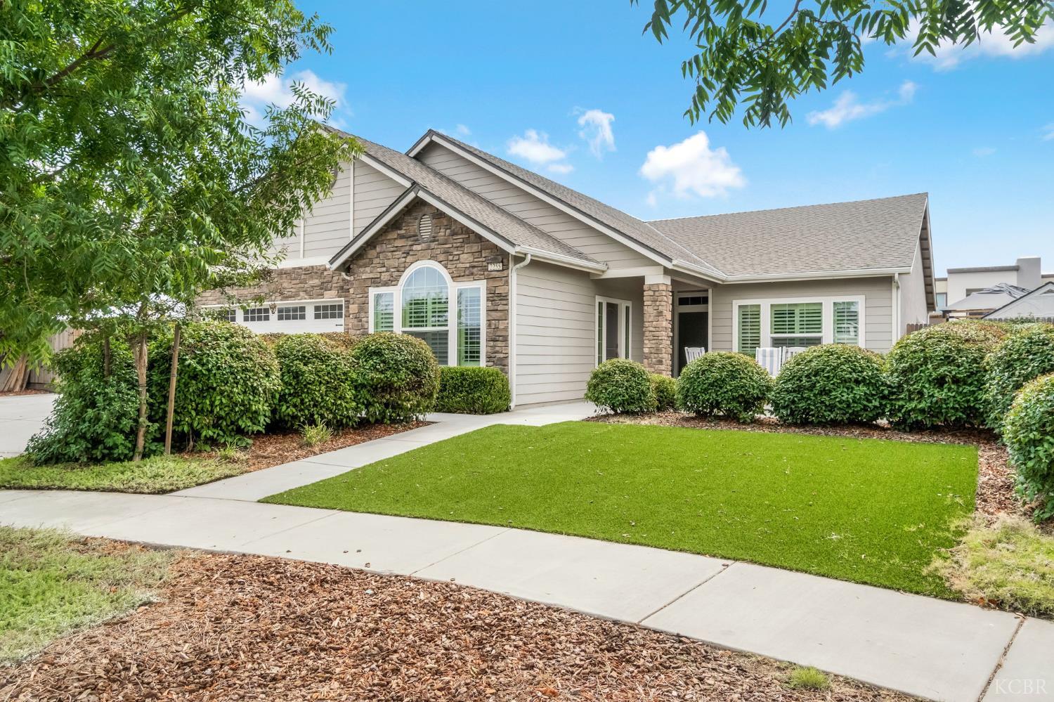2255 W Queens Way W, Hanford, CA 93230