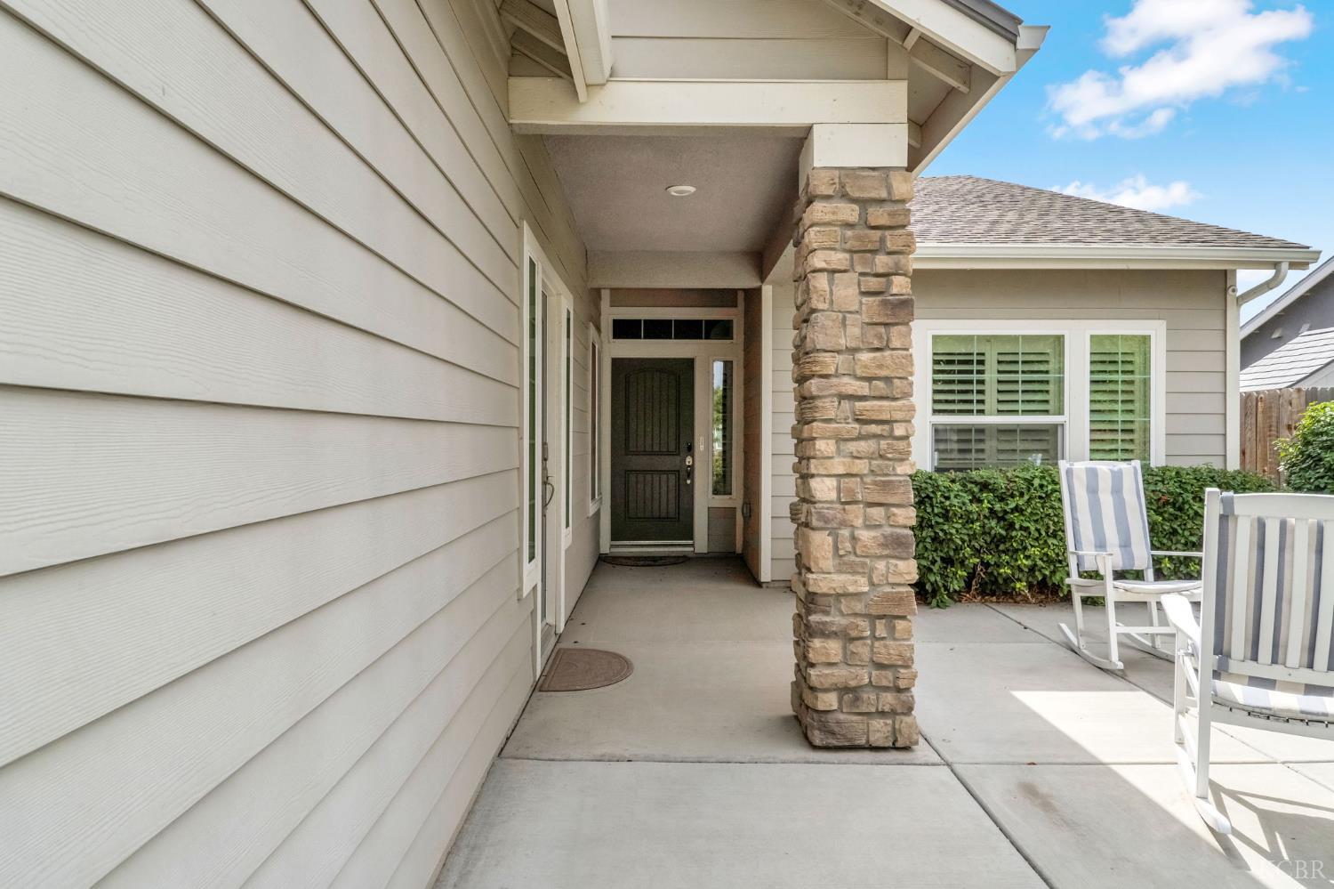 2255 W Queens Way W, Hanford, CA 93230