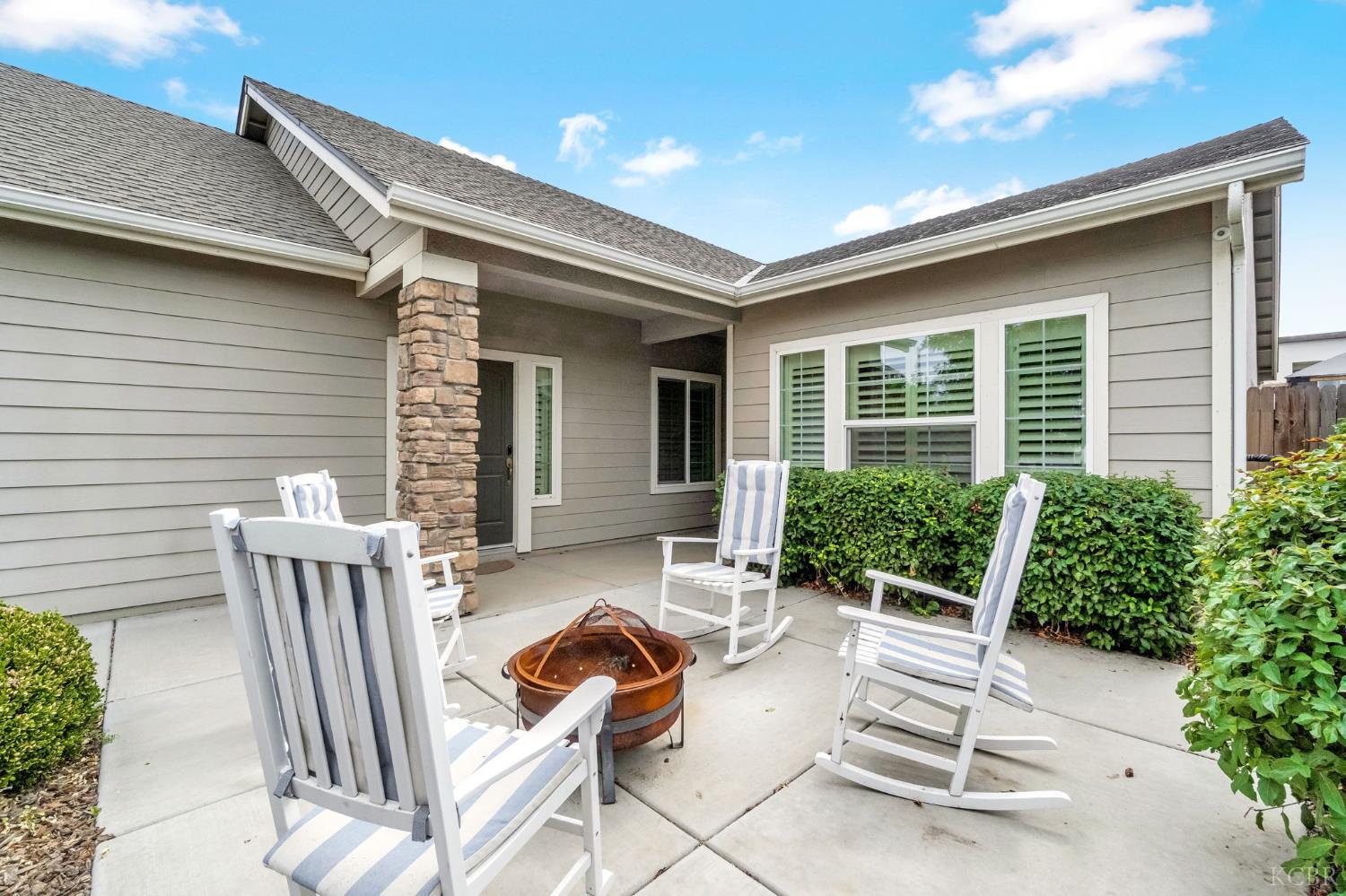 2255 W Queens Way W, Hanford, CA 93230