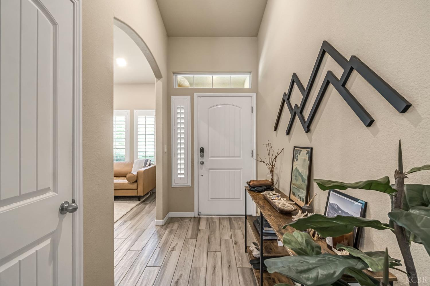 2255 W Queens Way W, Hanford, CA 93230